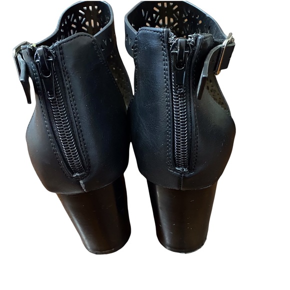 Black open toe shoes - Picture 2 of 3